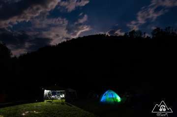 Zeltlager mit Zeugnisverbrennen